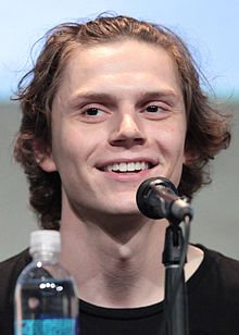 Evan_Peters_by_Gage_Skidmore_2